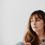 Pourquoi l’anxiété monte avant les règles : comprendre, apaiser et reprendre le contrôle