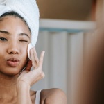 La caresse micellaire : un démaquillage tout en douceur pour une peau nette