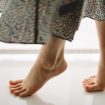 Adieu talons rugueux : 7 astuces simples pour retrouver des pieds doux et soignés