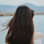 Cheveux plus forts et brillants : le secret beauté de l’eau de riz à adopter