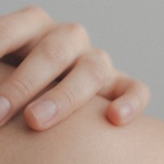 Peau qui tire ? 9 solutions simples et efficaces pour retrouver confort et douceur