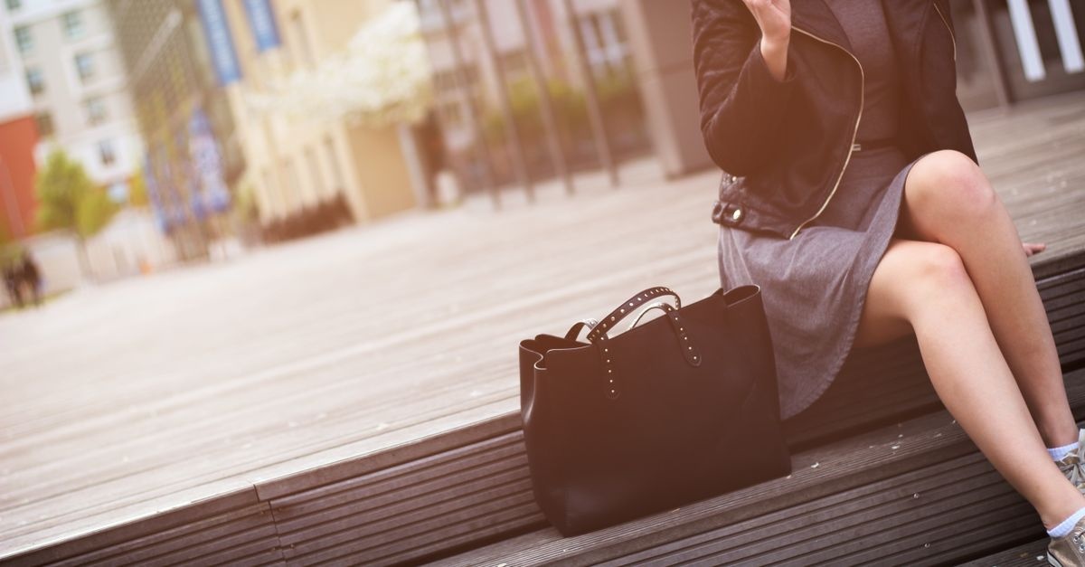 Comment sublimer votre tenue avec un sac noir : idées chic et faciles à copier