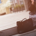 Comment sublimer votre tenue avec un sac noir : idées chic et faciles à copier