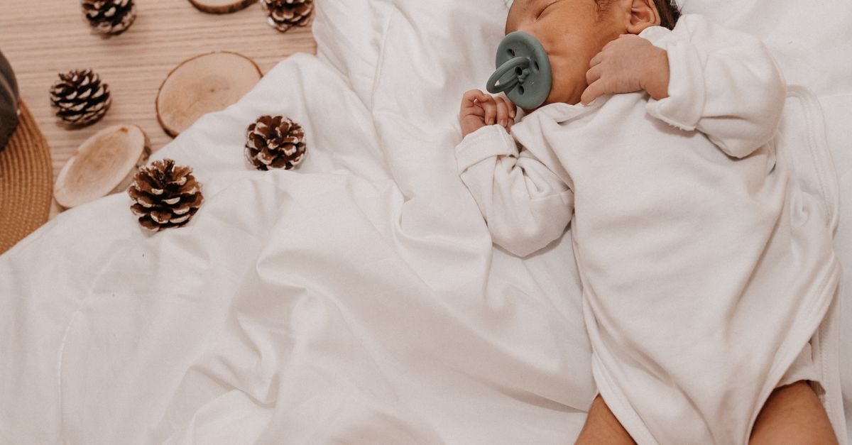 Nuits paisibles avec bébé : bien couvrir votre nouveau-né en toute sécurité