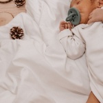 Nuits paisibles avec bébé : bien couvrir votre nouveau-né en toute sécurité
