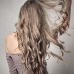 Cheveux sublimes au naturel : les secrets de l’huile de coco pour une routine capillaire brillante