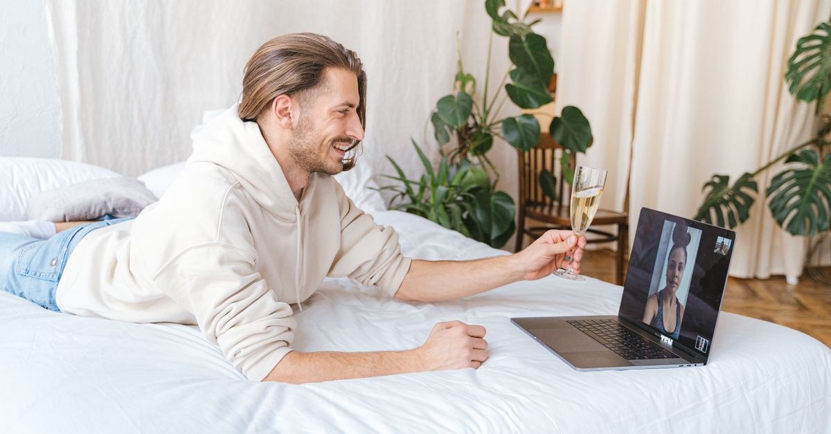 À des kilomètres mais toujours proches : 10 indices qu’une relation à distance tient bon