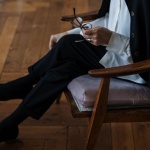 Réussir votre tenue pour une réunion décisive : élégance, confiance et impact