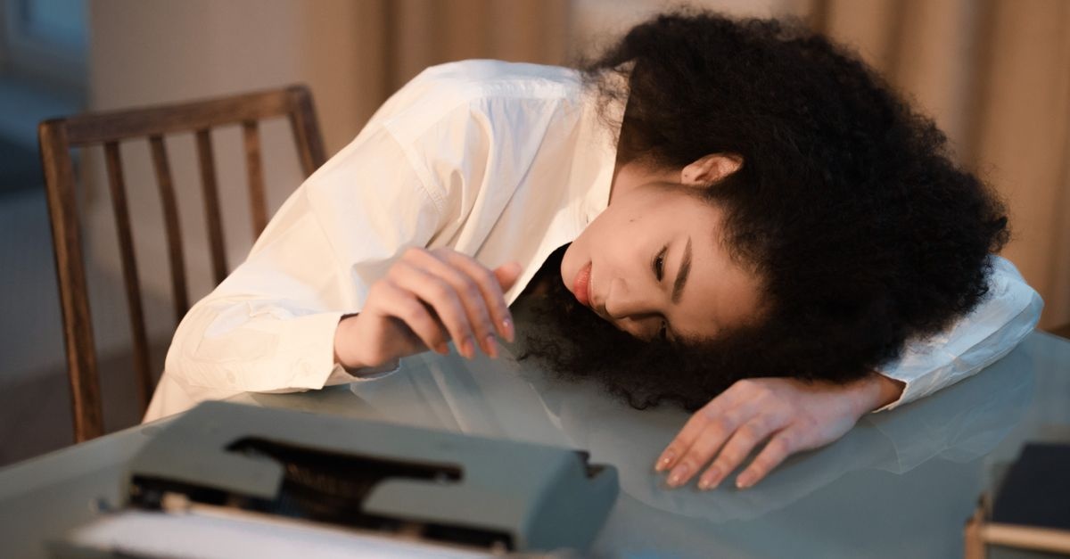 Épuisée pendant vos menstruations ? Comprendre la fatigue cyclique et retrouver votre énergie