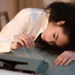 Épuisée pendant vos menstruations ? Comprendre la fatigue cyclique et retrouver votre énergie