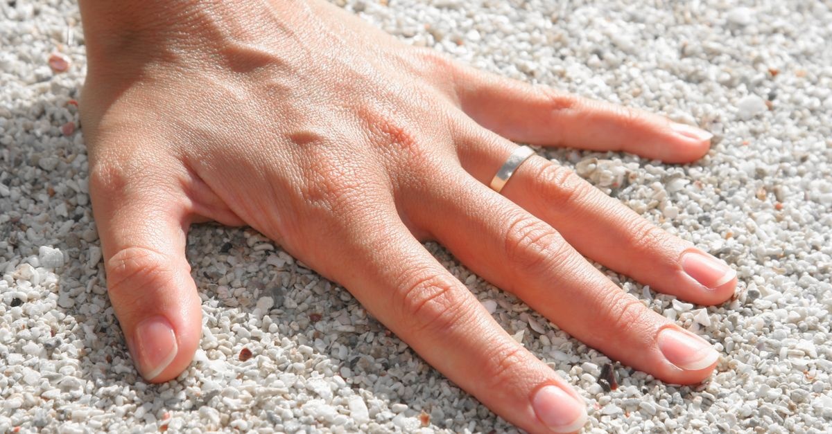 Ongles tachés ? Astuces et remèdes efficaces pour retrouver des ongles nets et lumineux