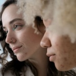 Peau qui brille ? 7 solutions efficaces pour maîtriser l’excès de sébum au quotidien