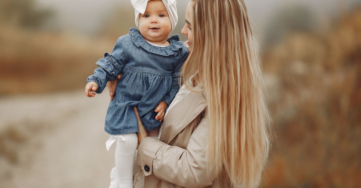 Jeune maman : des tenues pratiques et stylées pour un quotidien sans stress