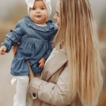 Jeune maman : des tenues pratiques et stylées pour un quotidien sans stress