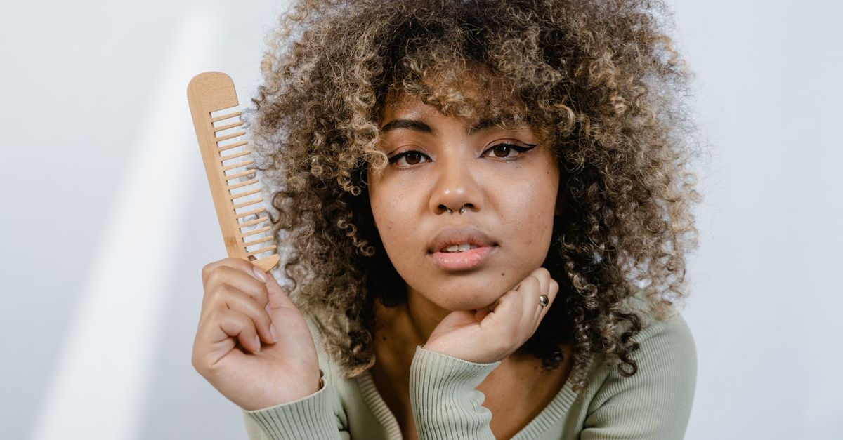La brosse idéale pour sublimer vos cheveux bouclés : astuces, choix et routine sans frisottis