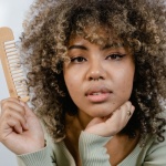 La brosse idéale pour sublimer vos cheveux bouclés : astuces, choix et routine sans frisottis